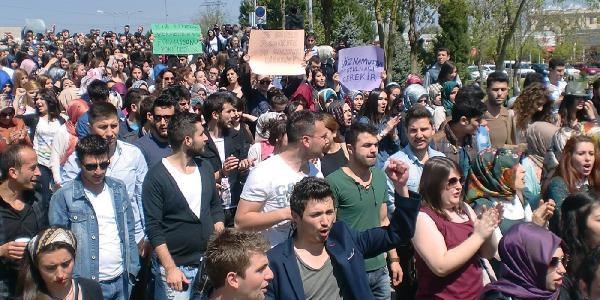 SAÜ'de 1500 öğrenciden formasyon protestosu