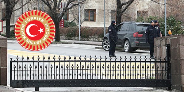 MİT'çilere Meclis kapısında 'yumruk' sürprizi!