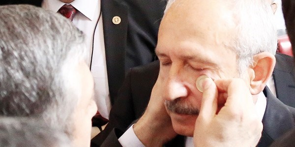 Kılıçdaroğlu'nun yüzü mikrop kapabilirdi