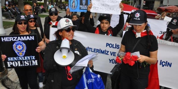 Polis eşlerinden eylem
