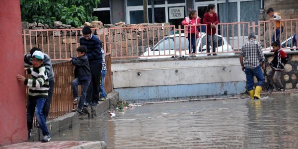 Dolu yağışı öğrencileri okulda mahsur bıraktı