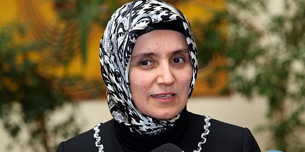 İlk başörtülü Rektör basının karşısına geçti/ Video