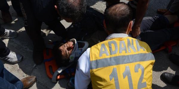 Polis motosikleti yayaya çarptı: 3 yaralı