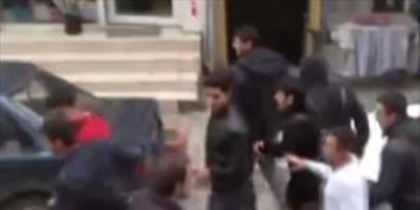 Lise kavgasına sopalı müdahale kamerada/ Video
