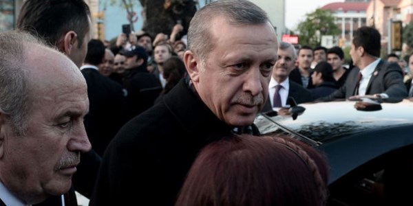 Erdoğan afiş asarken bacağını kıran partiliyi ziyaret etti