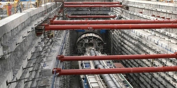 Dev köstebek boğazın altını delmeye başlıyor