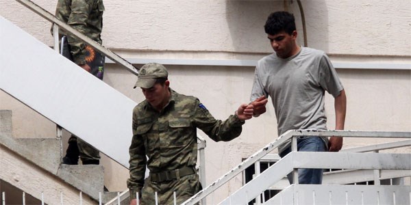 Asker zanl�y� kendine kelep�eledi