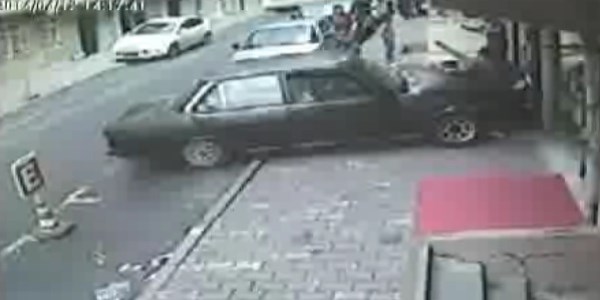 Otomobil, kald�r�mda top oynayan �ocuklara �arpt�/ Video