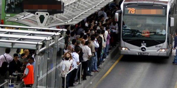 Metrobüs durağında bunu söyledi ceza aldı!