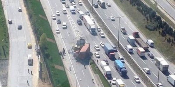 TEM'de iki TIR kafa kafaya çarpıştı! Trafik felç