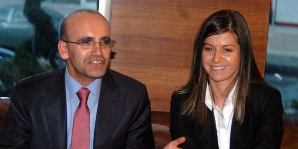 Bayan �im�ek hem okuyor hem de ikizlere bak�yor!