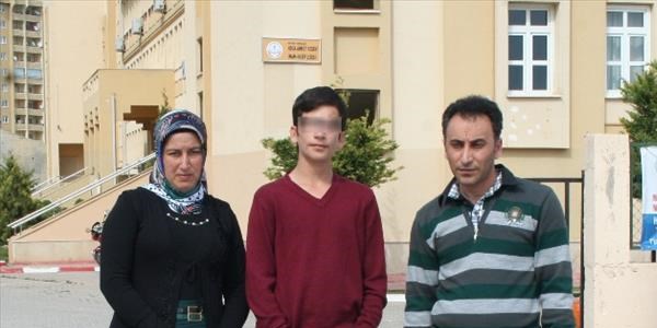 Kız öğrencinin yanında 'niye oturdun' dayağı/ Video