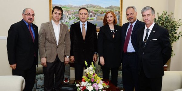 Yılda 100 akademisyen intihar ediyor!
