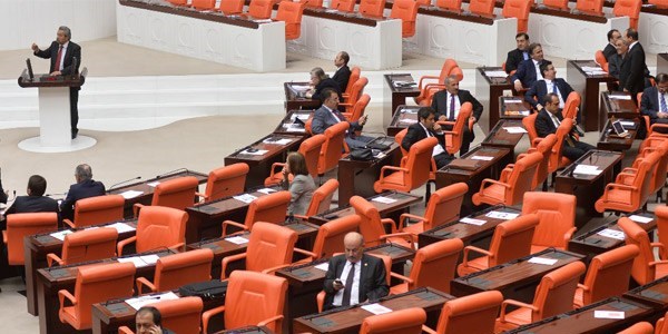 Mecliste protesto: Arkalarını döndüler