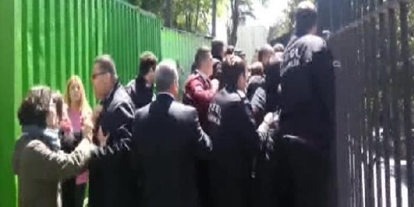 İstanbul Üniversitesi'nde pankart gerginliği