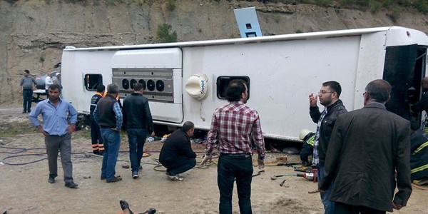 Yolcu otobüsü devrildi: 3 ölü/ Video