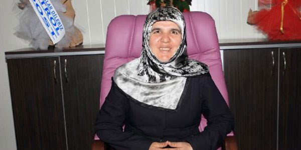 Kadın başkan, kendi parasıyla mor makam koltuğu aldı