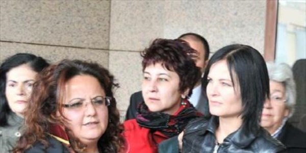 3 polise 'delilleri karartma'dan hapis
