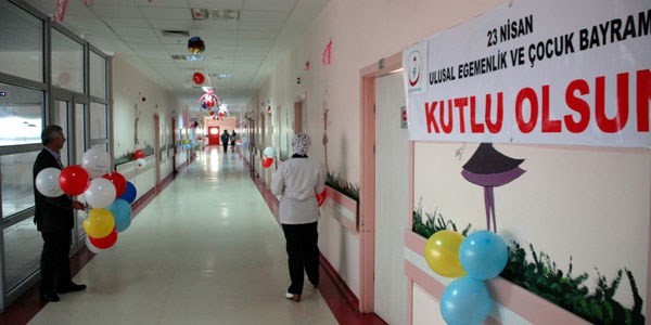 Hastane odasında 23 Nisan'ı kutladılar