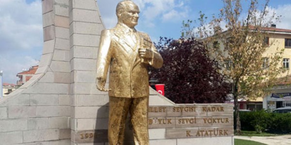 Atat�rk heykelini yakmaya �al��t�lar!