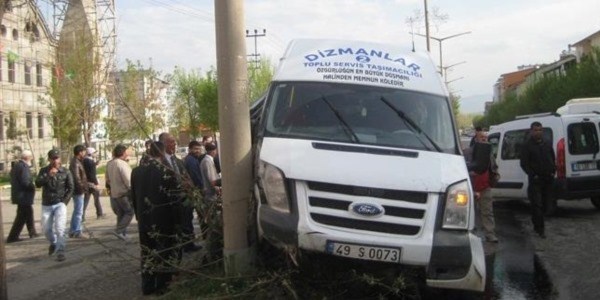 Öğrenci servisi direğe çarptı: 15 yaralı/Video