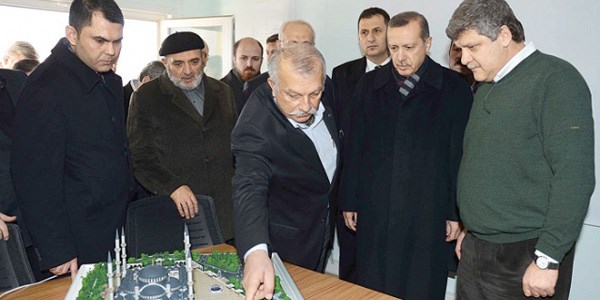 Erdoğan, cami inşaatında incelemede bulundu
