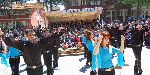 Milli E�itim M�d�r�'nden k�yafet tepkisi