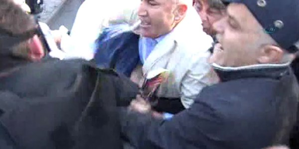 CHP'li vekilden polise yumruk