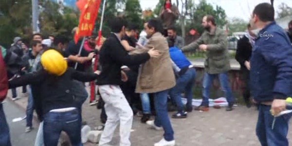 Polis memuru linçten son anda kurtarıldı/Video