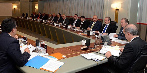 Kritik AK Parti MKYK toplant�s� ba�lad�