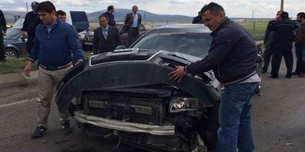 Vali'nin makam aracı ambulansla çarpıştı: 8 yaralı
