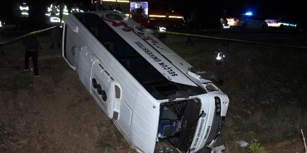 Üniversite öğrencilerini taşıyan midibüs devrildi: 17 yaralı