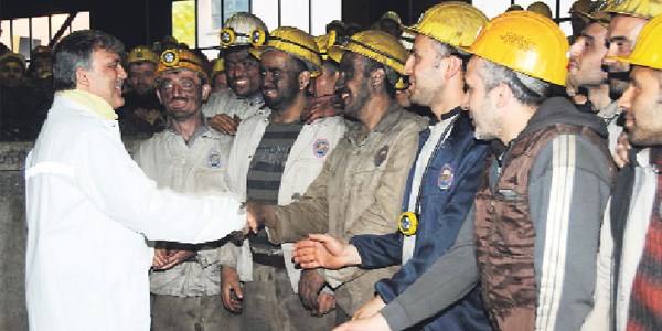 Gül, 560 metreye inerek madencilerle sohbet etti