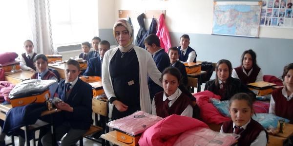 Burs aldığı vakfın okuluna öğretmen oldu
