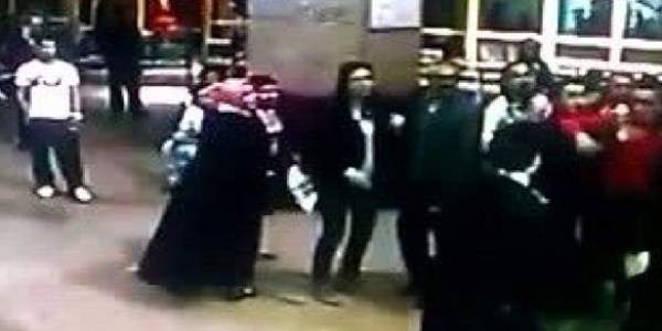 Hastanede döner bıçaklı dehşet kamerada/ Video