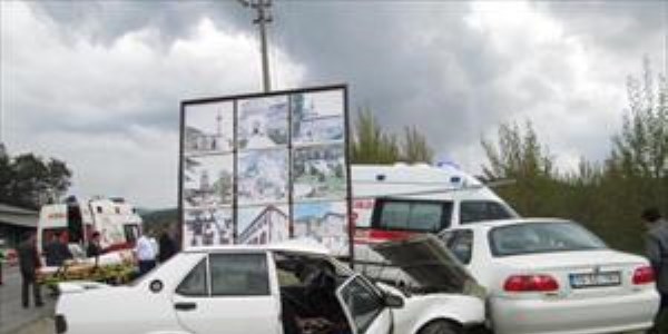 Ambulans otomobille çarpıştı