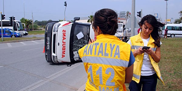 Ambulans ile minibüs çarpıştı: 5 yaralı