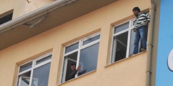 Doktor ilaç yazmayınca hastanenin 6. katından atlamaya kaltı