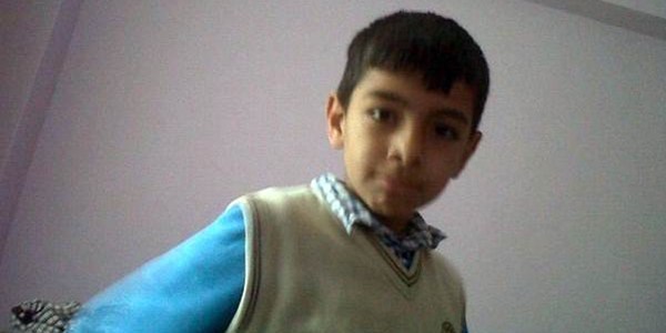 Küçük öğrenci, ödevini yapmadığı için kayıplara karışmış