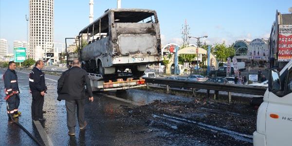 Yanan minib�s �stanbul trafi�ini fel� etti/Video