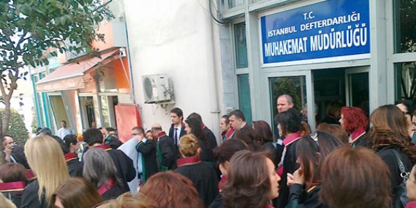 Kamudan ayrılan avukat, idare aleyhine dava alamaz