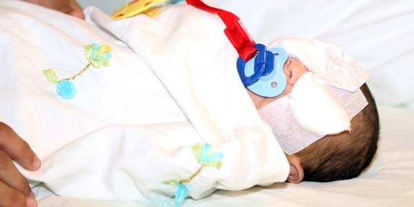 13 günlük bebeğe katarakt ameliyatı/Video