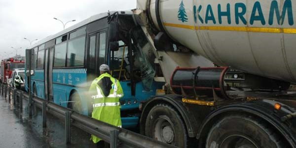 İETT otobüsü beton mikserine çarptı: 14 yaralı/Video