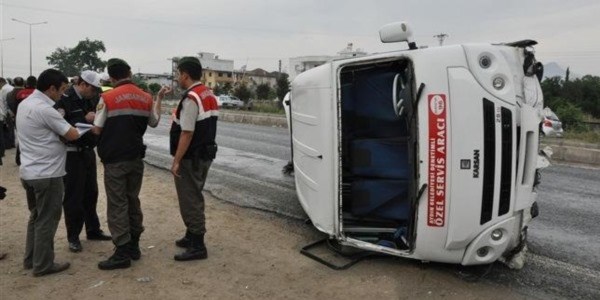 Öğrenci servisi devrildi: 13 yaralı