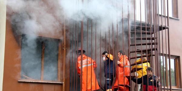 Yang�na giden itfaiyeci annesini kurtaramad�!