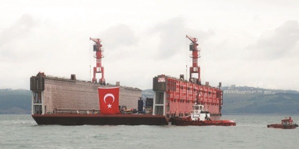 En büyük yüzer havuz suya indi
