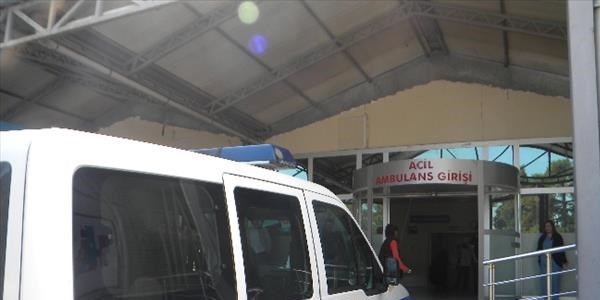 Babas�yla tart��t� polisleri yaralad�