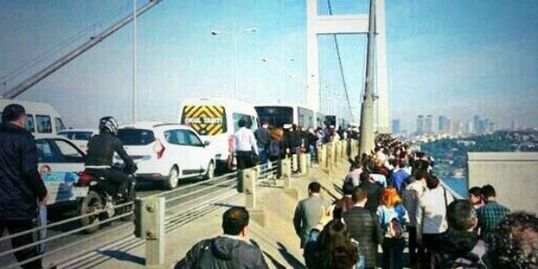 Kaza trafi�i kitledi, vatanda� k�pr�den y�r�yor