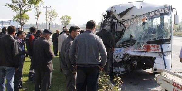 Ankara'da halk otob�s� kaza yapt�: 25 yaral�