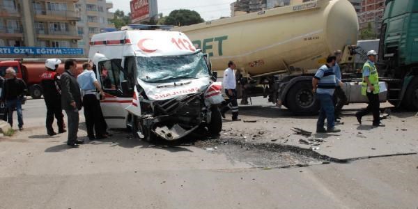 Ambulans yakıt tankeriyle çarpıştı: 5 yaralı